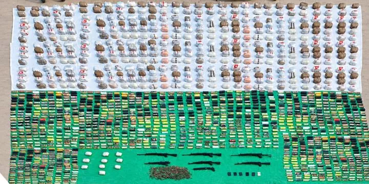 مصرع 5 عناصر جنائية وضبط مخدرات وأسلحة بـ208 ملايين جنيه في أسوان وسوهاج