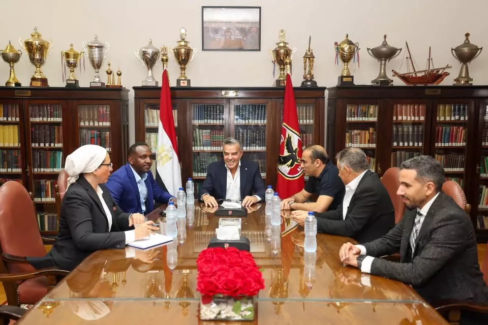 الأهلي يستقبل رئيس رابطة الأندية الأفريقية لبحث سبل التعاون ويهديه قميص النادي (صور)