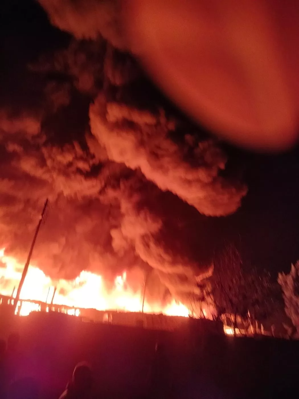 اللقطات الأولى لحريق كسارة بلاستيك بطوخ في القليوبية (فيديو)