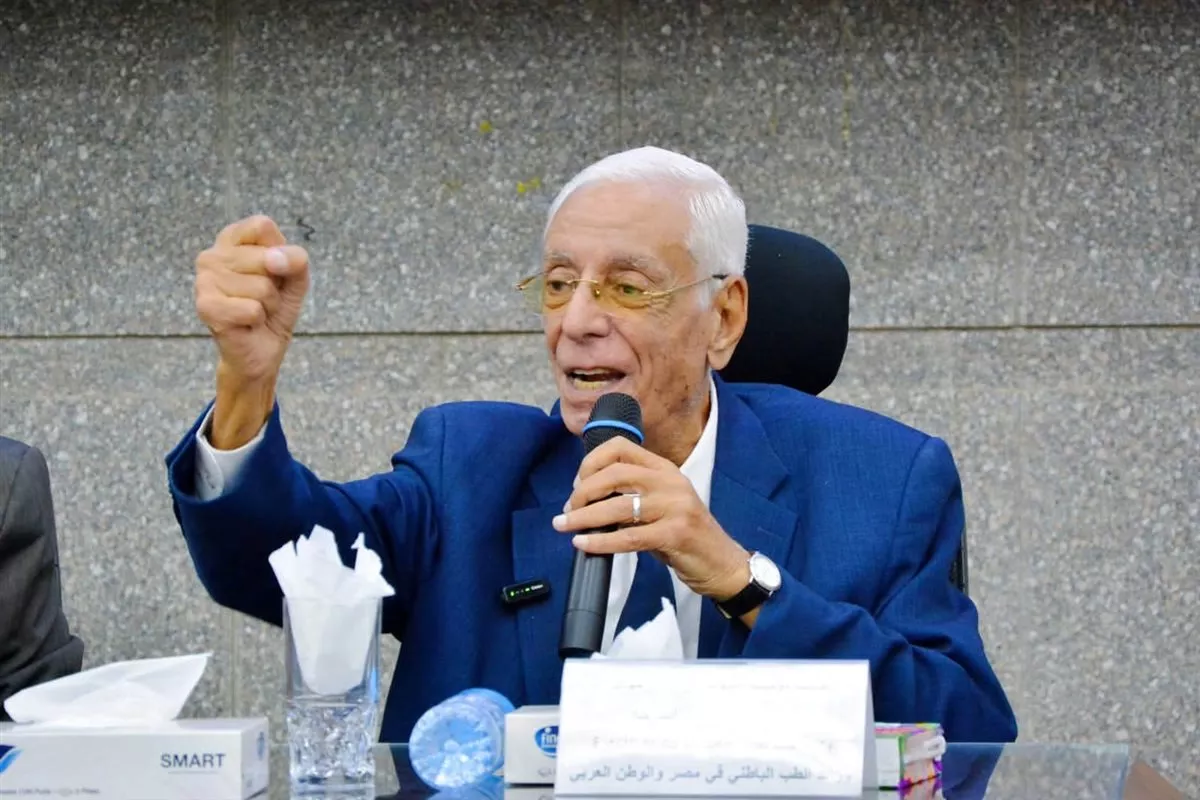 حسام موافي في ندوة حول الأبعاد الإنسانية والدينية للرعاية البيطرية والرفق بالحيوان بجامعة القاهرة