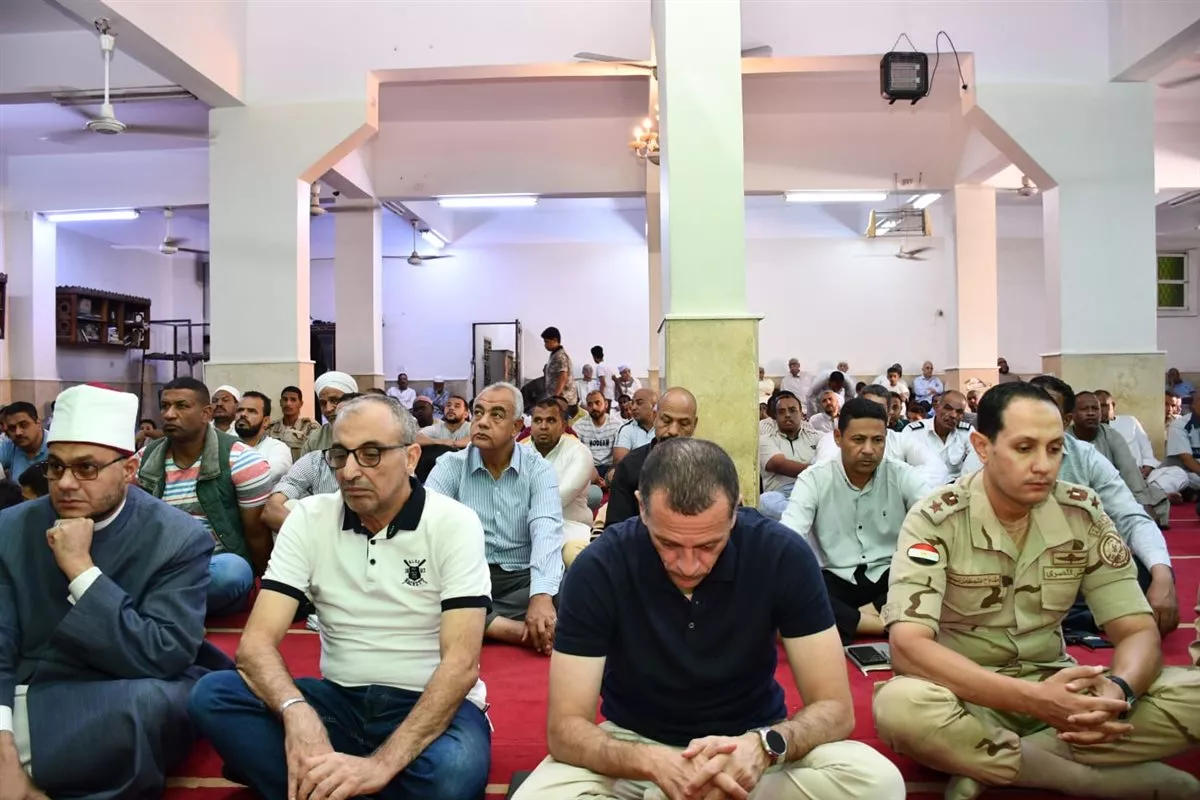 محافظ أسوان يستمع لمطالب المواطنين بعد أدائه صلاة الجمعة بمسجد السلام (صور)