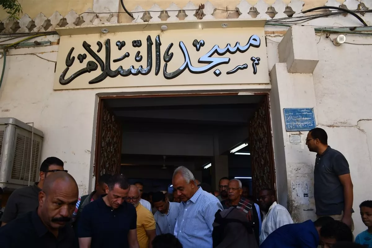 محافظ أسوان يستمع لمطالب المواطنين بعد أدائه صلاة الجمعة بمسجد السلام (صور)