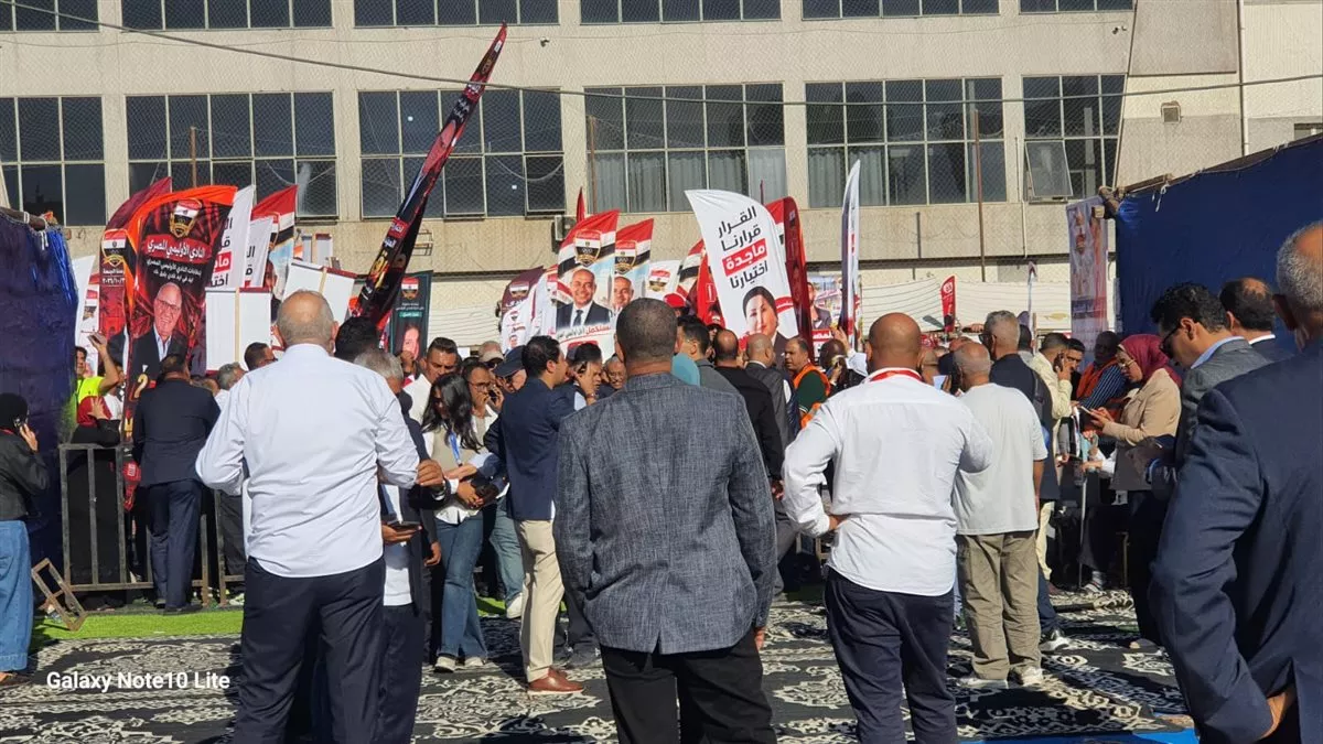 تصويت إلكتروني لأول مرة، توافد أعضاء نادي الأوليمبي عقب صلاة الجمعة لاختيار مجلس جديد (صور)
