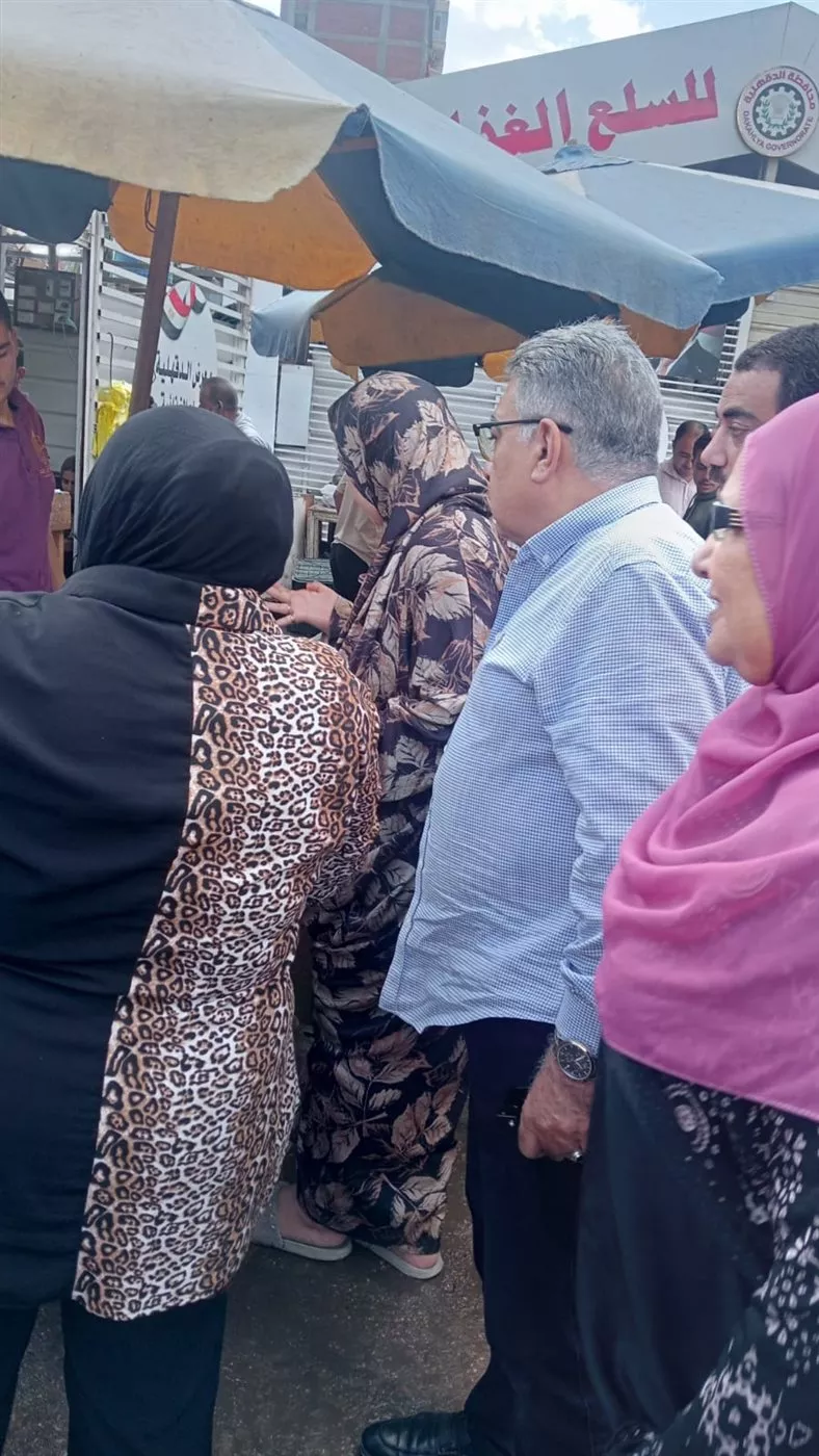 محافظ الدقهلية يتفقد معرض السلع الغذائية بالمنصورة ويشدد على انتظام صرف الخبز المدعم