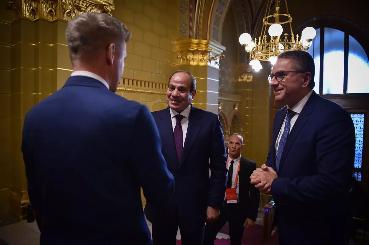 كلمة السيسي تتصدر تفاصيل القمة المصرية المجرية في بودابست (صور)