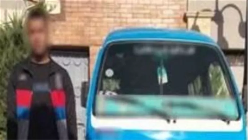 سائق يجبر الركاب