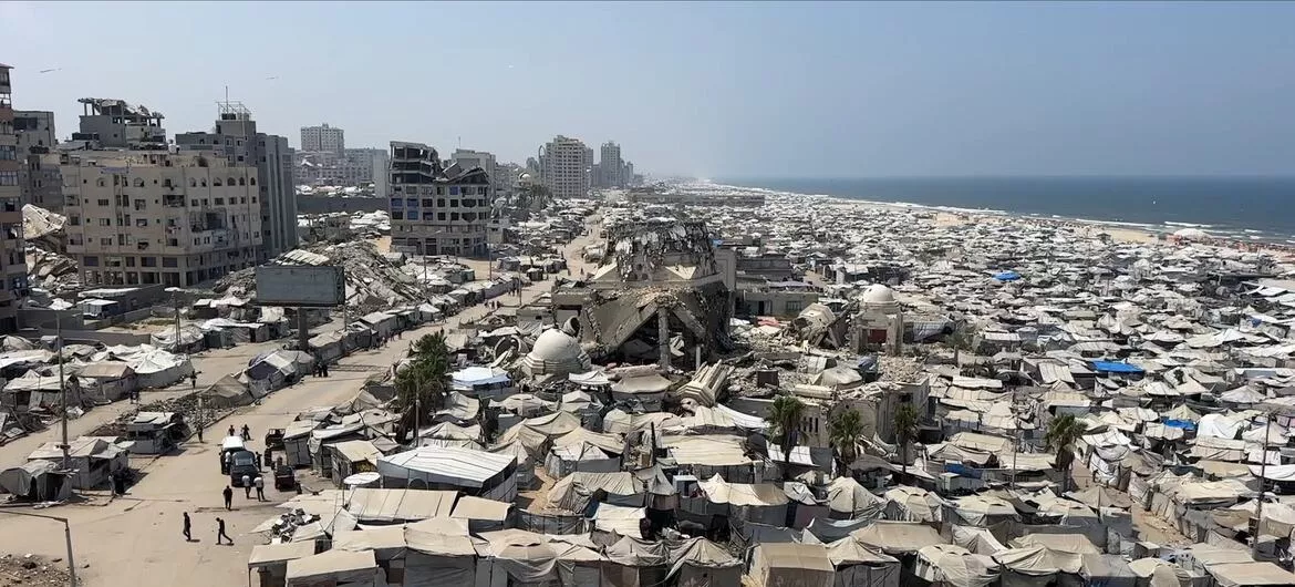 تجمع ضخم لخيام النازحين على طول ساحل غزة المتضرر