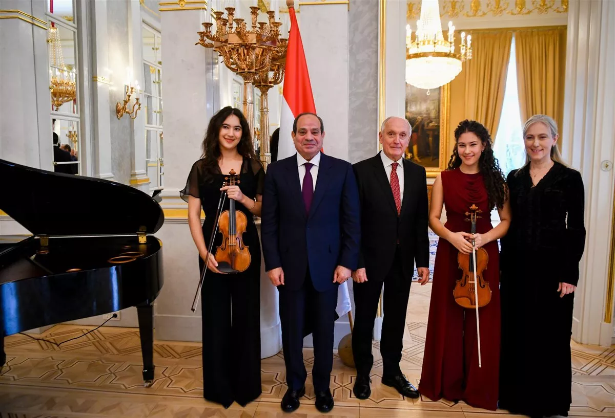 تفاصيل نشاط الرئيس السيسي في روسيا والمجر (فيديو وصور)