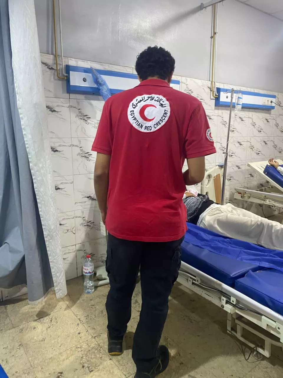 الهلال الأحمر يتحرك ميدانيًا لدعم ضحايا حادث الطريق الأوسطي