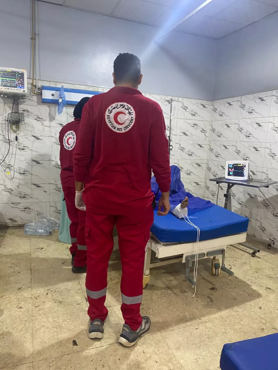 الهلال الأحمر يتحرك ميدانيًا لدعم ضحايا حادث الطريق الأوسطي