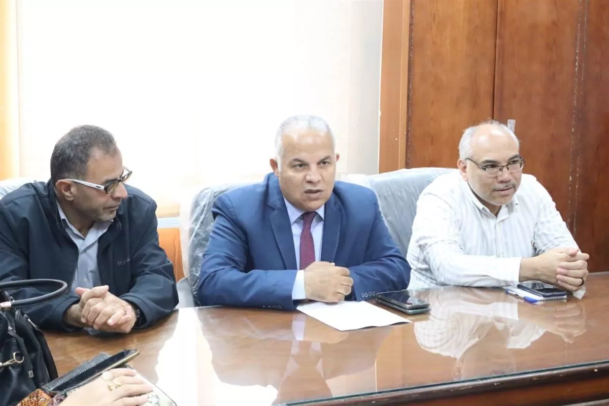 وكيل التعليم بالدقهلية يناقش تفعيل لائحة الانضباط مع مديري المدارس المتميزين