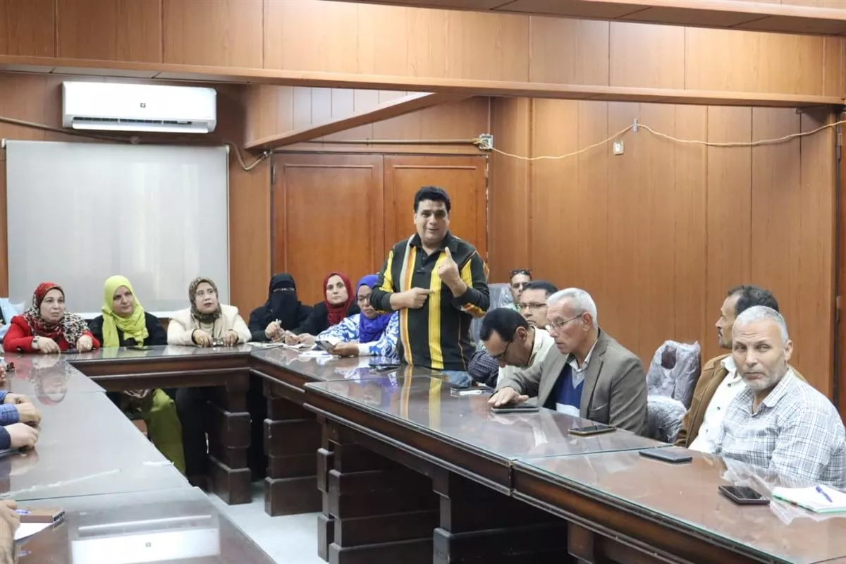وكيل التعليم بالدقهلية يناقش تفعيل لائحة الانضباط مع مديري المدارس المتميزين
