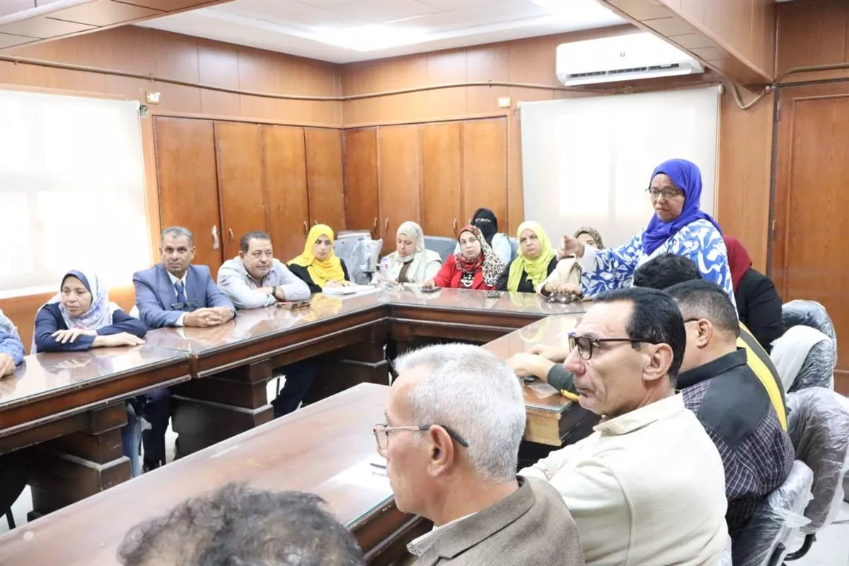 وكيل التعليم بالدقهلية يناقش تفعيل لائحة الانضباط مع مديري المدارس المتميزين