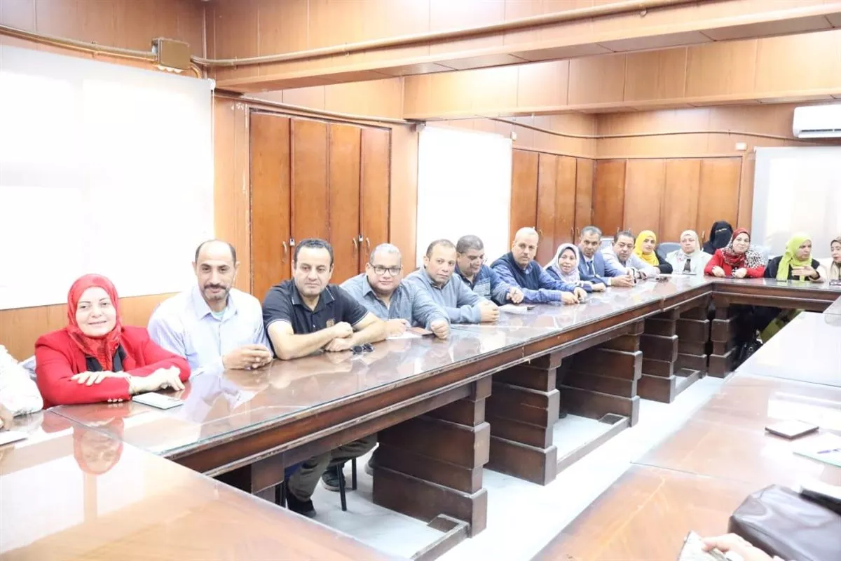 وكيل التعليم بالدقهلية يناقش تفعيل لائحة الانضباط مع مديري المدارس المتميزين