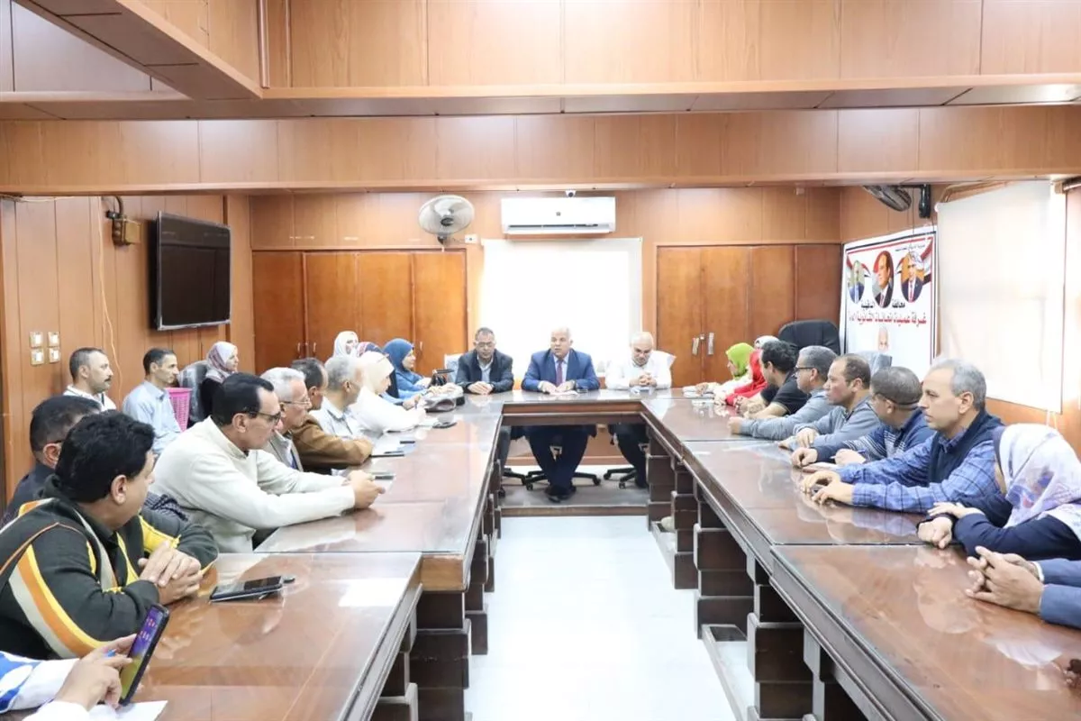 وكيل التعليم بالدقهلية يناقش تفعيل لائحة الانضباط مع مديري المدارس المتميزين