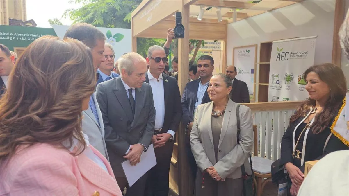 وزراء ومحافظون يزورون جناح التصديري للصناعات الغذائية بمهرجان النباتات الطبية والعطرية