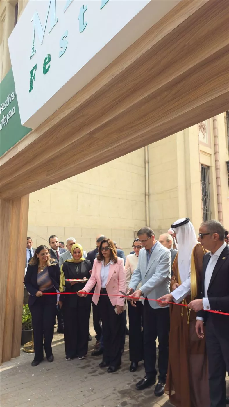 وزراء ومحافظون يزورون جناح التصديري للصناعات الغذائية بمهرجان النباتات الطبية والعطرية