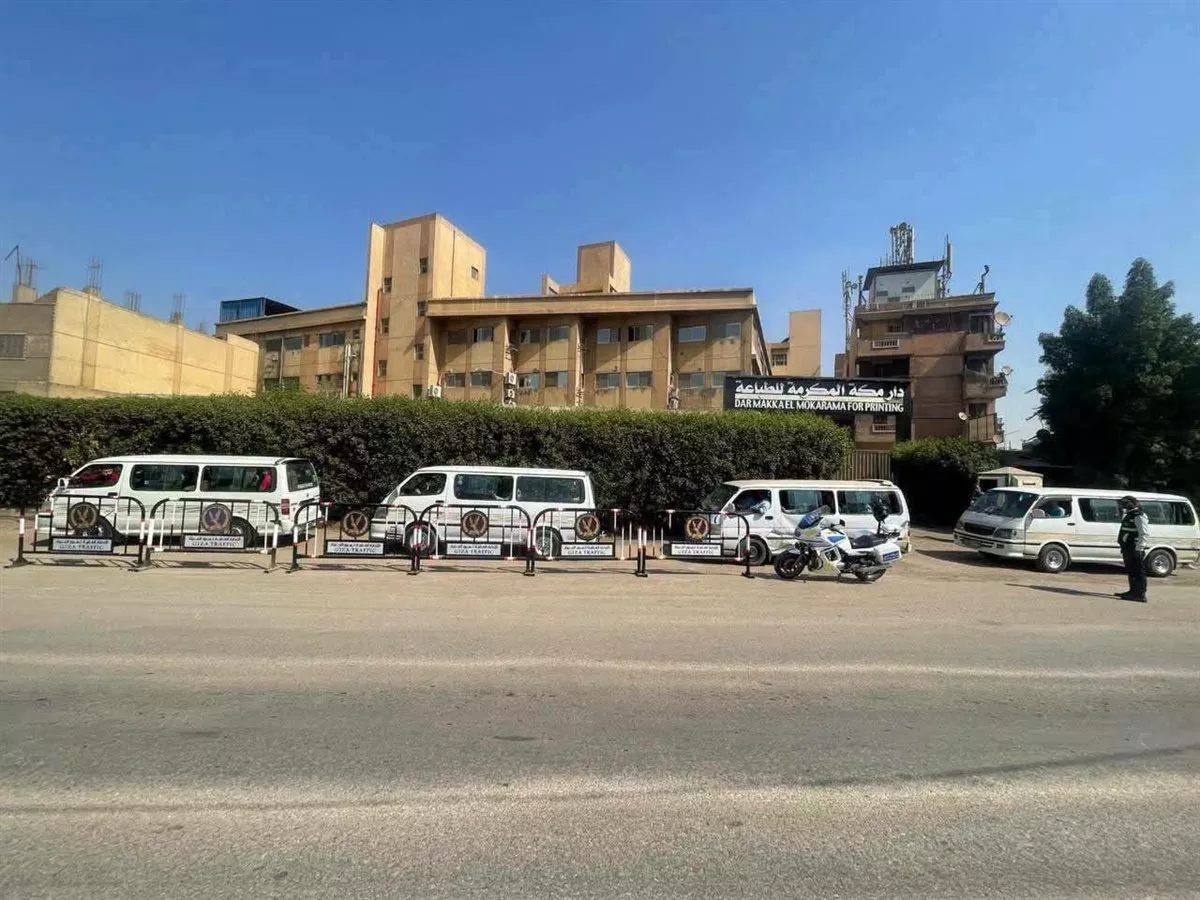 حواجز حديدية بمواقف السرفيس في الجيزة لمواجهة الانتظار العشوائي