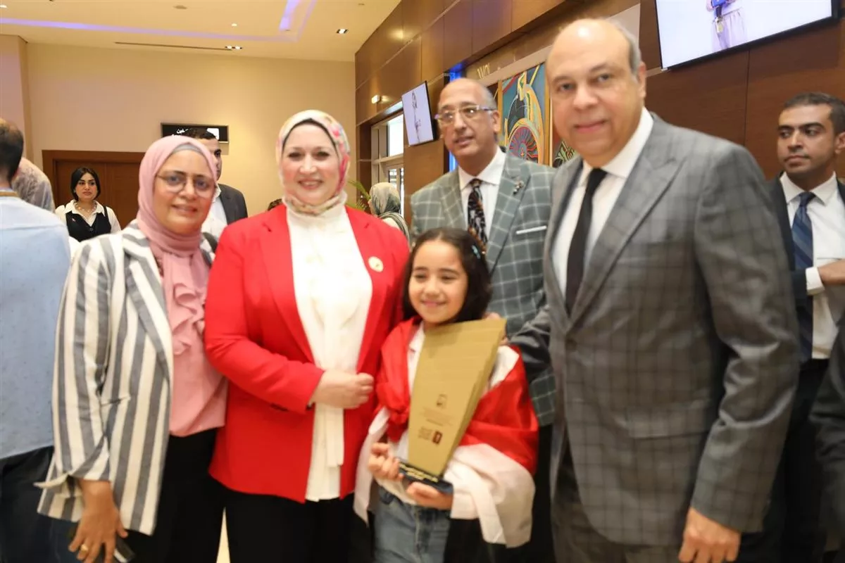 وزير الطيران يستقبل بطلة تحدي القراءة العربي بمطار القاهرة الدولي
