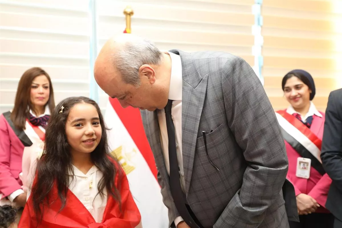 وزير الطيران يستقبل بطلة تحدي القراءة العربي بمطار القاهرة الدولي