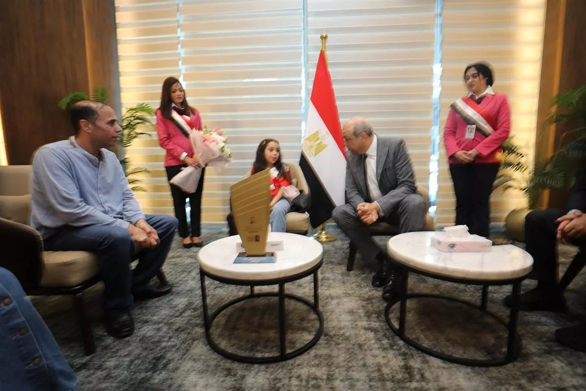 وزير الطيران يستقبل بطلة تحدي القراءة العربي بمطار القاهرة الدولي