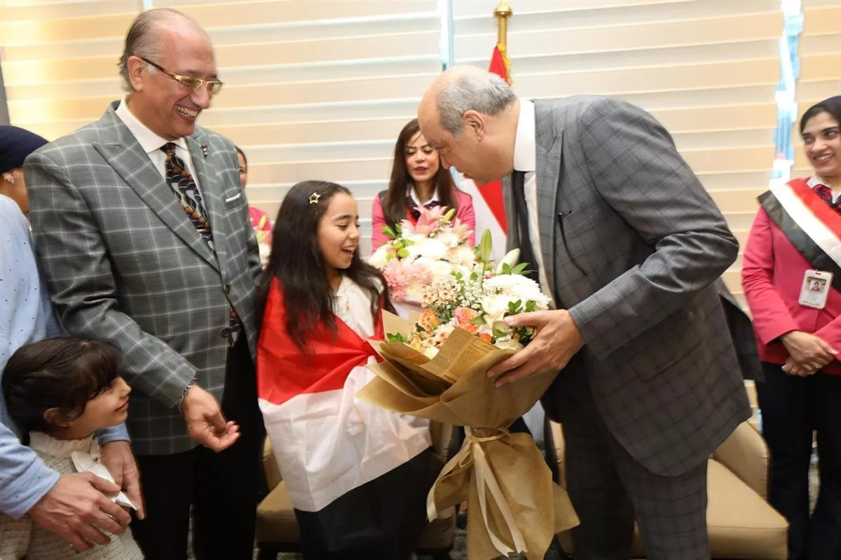 وزير الطيران يستقبل بطلة تحدي القراءة العربي بمطار القاهرة الدولي