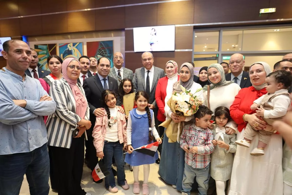 وزير الطيران يستقبل بطلة تحدي القراءة العربي بمطار القاهرة الدولي