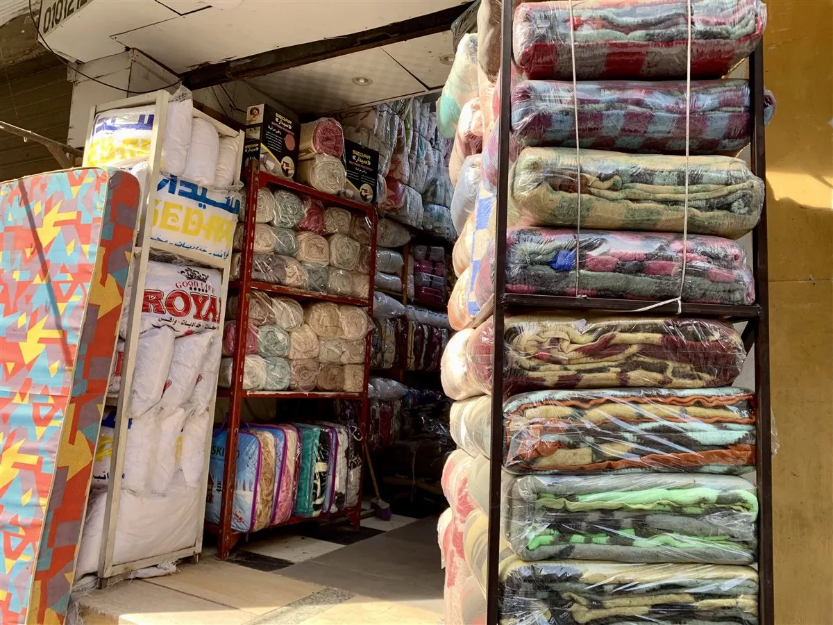 البطانية تسبق البرد في وكالة البلح، التجار ينتظرون الشتاء وسط ركود حركة البيع (صور)