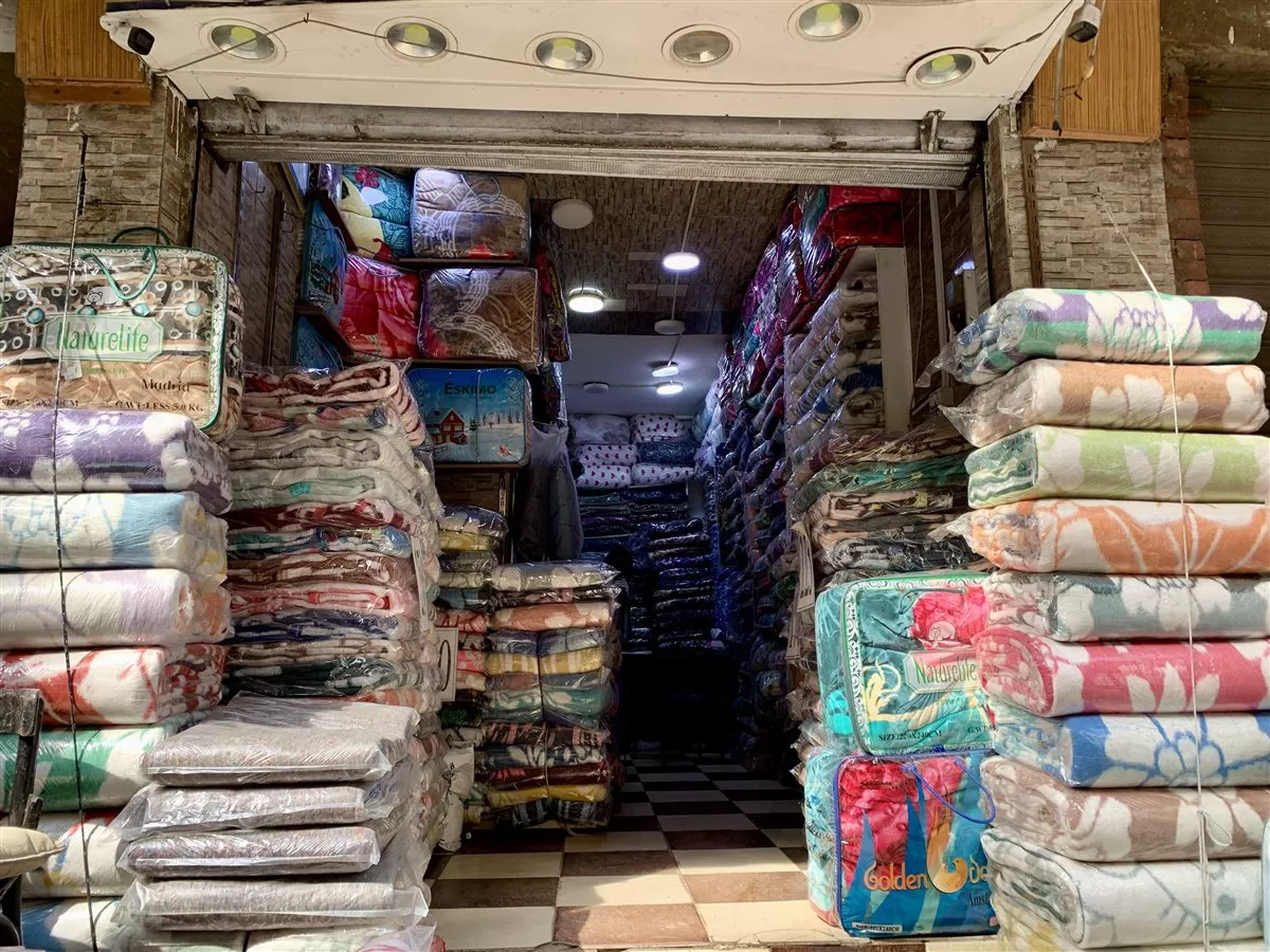 البطانية تسبق البرد في وكالة البلح، التجار ينتظرون الشتاء وسط ركود حركة البيع (صور)