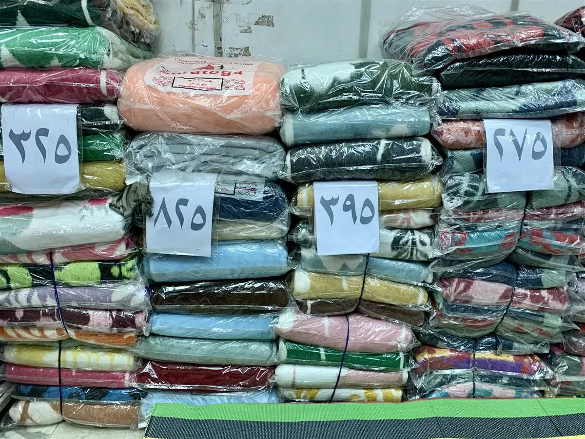 البطانية تسبق البرد في وكالة البلح، التجار ينتظرون الشتاء وسط ركود حركة البيع (صور)