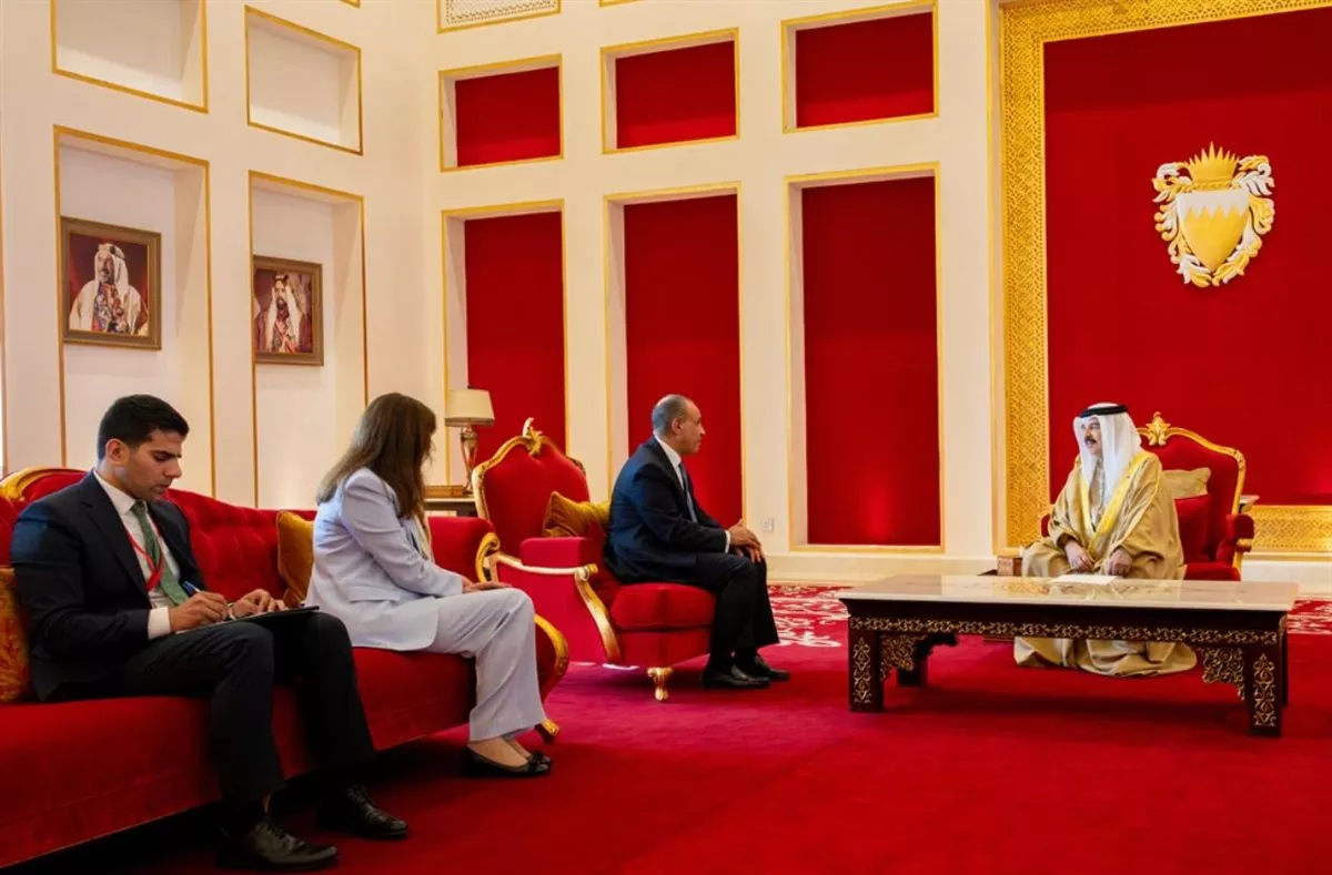 وزير الخارجية يسلم رسالة خطية من الرئيس السيسي إلى ملك البحرين