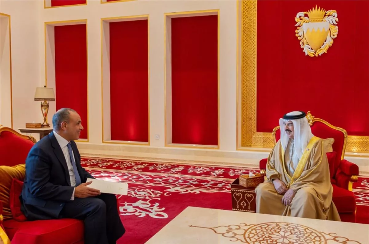 وزير الخارجية يسلم رسالة خطية من الرئيس السيسي إلى ملك البحرين