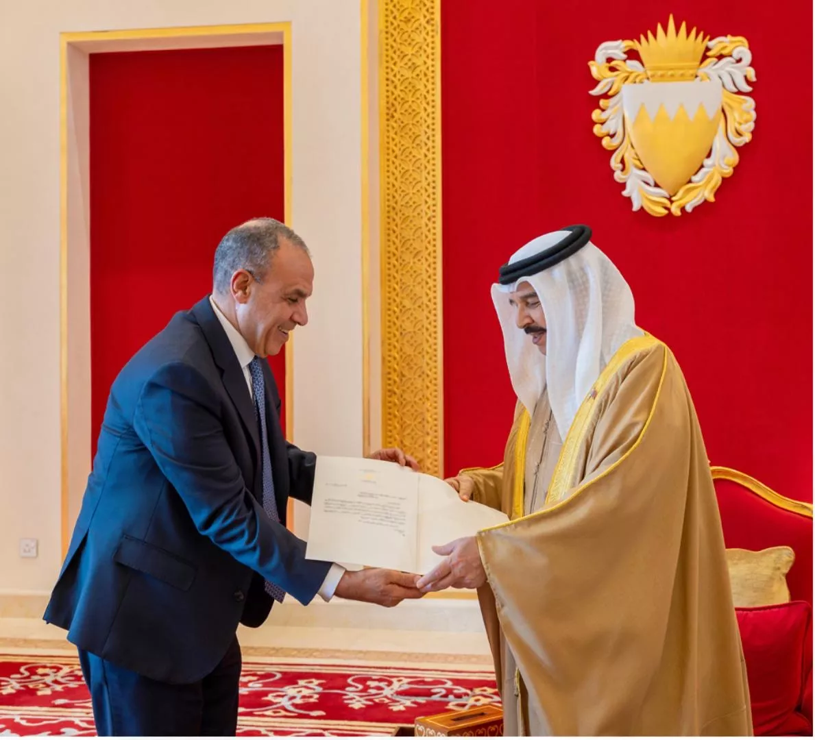 وزير الخارجية يسلم رسالة خطية من الرئيس السيسي إلى ملك البحرين