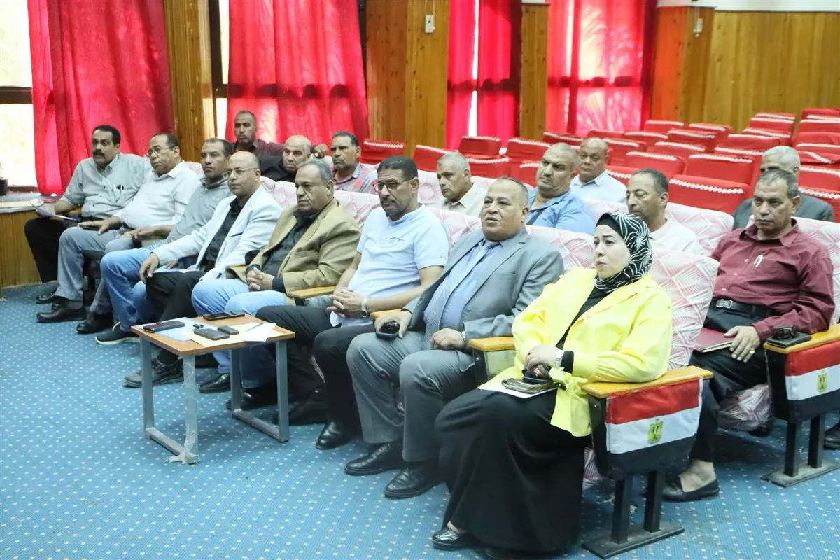 مدير تعليم الوادي الجديد يناقش جهود القضاء على صعوبات القراءة والكتابة لدى الطلاب