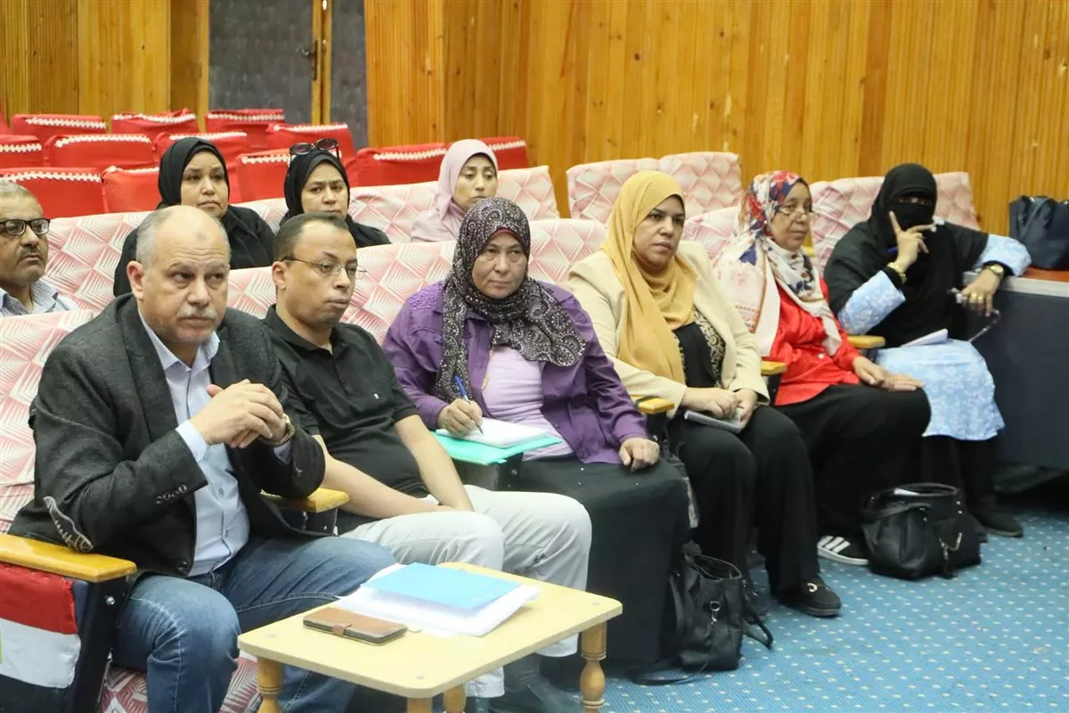 مدير تعليم الوادي الجديد يناقش جهود القضاء على صعوبات القراءة والكتابة لدى الطلاب