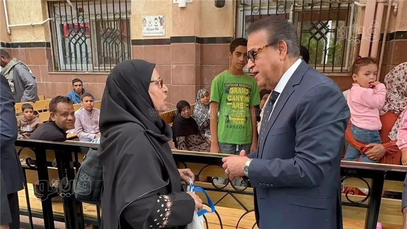 مريضة بمعهد الرمد تطلب من وزير الصحة إجراء عملية والوزير: «عنينا تتعمل النهاردة» (فيديو وصور)
