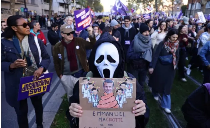مهرجون وساحرات بالمواجهات، باريس تشتعل بالمولوتوف في ليلة الهالوين